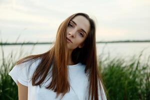 bonita menina dentro uma branco camiseta foto