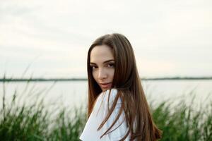 bonita menina dentro uma branco camiseta foto