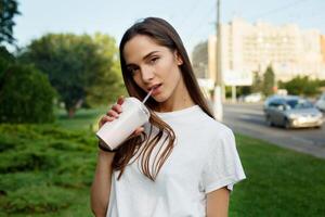 retrato do uma jovem morena mulher dentro uma branco camiseta foto