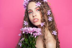 lindo menina com flores dentro dentro cabelo foto