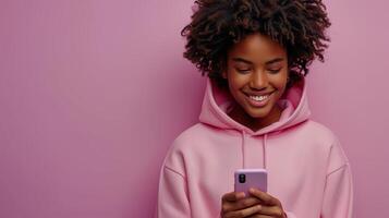 ai gerado legal encaracolado africano americano adolescente segurando célula telefone e usando Móvel apps em Smartphone isolado em luz roxa fundo. foto