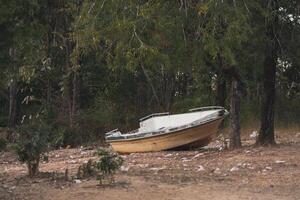 velho barco às mae mok, lampang, tailândia. foto