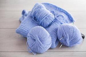 conjunto para mão tricô, azul fio, tricô agulhas. foto