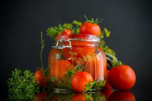 natural tomates com especiarias preparado para conservação foto