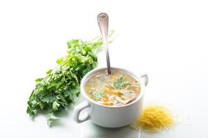 cozinhou quente sopa com Macarrão e legumes foto