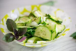 fresco orgânico pepino salada com ervas e manjericão dentro uma prato foto