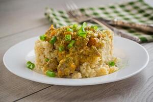 cozinhou bulgur com carne molho e legumes dentro uma prato foto