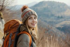 ai gerado uma lindo fêmea turista explorar montanha foto