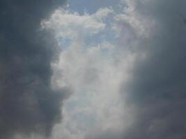 Preto nuvens dentro a céu durante a dia foto
