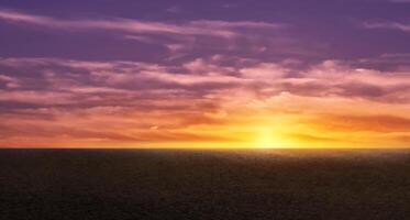 pôr do sol céu, nuvem plano de fundo, horizonte tarde verão crepúsculo crepúsculo céu com sombrio vívido roxo, amarelo, laranja com luz solar refletindo em Sombrio concreto chão textura ou rude asfalto rua calçada foto