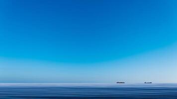 Claro céu azul e nuvens fundo com recipiente carga navio em movimento borrão do suave ondulações com verão luz solar reflexão em mar oceano ondas superfície dentro manhã Tempo foto