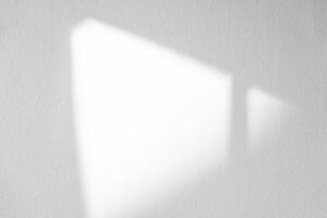 branco parede fundo,concreto textura com sombra diagonal, vazio cinzento cimento quarto com luz solar refletir em branco gesso pintar, iluminar efeito para monocromático foto, brincar, produtos Projeto apresentação foto