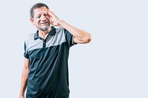 Senior pessoa com enxaqueca segurando dele cabeça isolado. Senior homem com dor de cabeça isolado foto