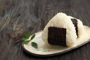 onigiri japonês arroz bola com nori pia foto