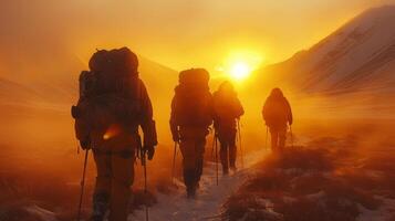 ai gerado desportivo pessoas com mochilas caminhando dentro a altai montanhas às pôr do sol. Sibéria, Rússia. foto