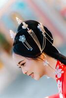 mulher vestir China Novo ano. retrato do uma mulher. pessoa dentro tradicional fantasia. mulher dentro tradicional fantasia. lindo jovem mulher dentro uma brilhante vermelho vestir e uma coroa do chinês rainha posando. foto