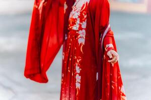 mulher vestir China Novo ano. retrato do uma mulher. pessoa dentro tradicional fantasia. mulher dentro tradicional fantasia. lindo jovem mulher dentro uma brilhante vermelho vestir e uma coroa do chinês rainha posando. foto