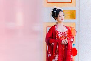 mulher vestir China Novo ano. retrato do uma mulher. pessoa dentro tradicional fantasia. mulher dentro tradicional fantasia. lindo jovem mulher dentro uma brilhante vermelho vestir e uma coroa do chinês rainha posando. foto