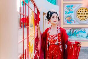 mulher vestir China Novo ano. retrato do uma mulher. pessoa dentro tradicional fantasia. mulher dentro tradicional fantasia. lindo jovem mulher dentro uma brilhante vermelho vestir e uma coroa do chinês rainha posando. foto