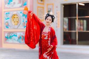 mulher vestir China Novo ano. retrato do uma mulher. pessoa dentro tradicional fantasia. mulher dentro tradicional fantasia. lindo jovem mulher dentro uma brilhante vermelho vestir e uma coroa do chinês rainha posando. foto