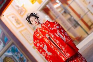 mulher vestir China Novo ano. retrato do uma mulher. pessoa dentro tradicional fantasia. mulher dentro tradicional fantasia. lindo jovem mulher dentro uma brilhante vermelho vestir e uma coroa do chinês rainha posando. foto