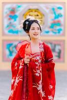 mulher vestir China Novo ano. retrato do uma mulher. pessoa dentro tradicional fantasia. mulher dentro tradicional fantasia. lindo jovem mulher dentro uma brilhante vermelho vestir e uma coroa do chinês rainha posando. foto