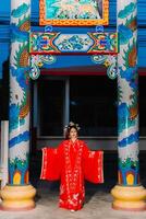 mulher vestir China Novo ano. retrato do uma mulher. pessoa dentro tradicional fantasia. mulher dentro tradicional fantasia. lindo jovem mulher dentro uma brilhante vermelho vestir e uma coroa do chinês rainha posando. foto