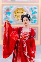 mulher vestir China Novo ano. retrato do uma mulher. pessoa dentro tradicional fantasia. mulher dentro tradicional fantasia. lindo jovem mulher dentro uma brilhante vermelho vestir e uma coroa do chinês rainha posando. foto