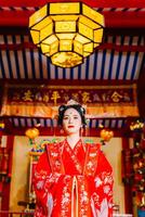 mulher vestir China Novo ano. retrato do uma mulher. pessoa dentro tradicional fantasia. mulher dentro tradicional fantasia. lindo jovem mulher dentro uma brilhante vermelho vestir e uma coroa do chinês rainha posando. foto