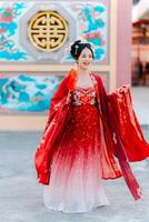 mulher vestir China Novo ano. retrato do uma mulher. pessoa dentro tradicional fantasia. mulher dentro tradicional fantasia. lindo jovem mulher dentro uma brilhante vermelho vestir e uma coroa do chinês rainha posando. foto