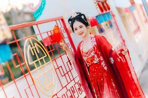 mulher vestir China Novo ano. retrato do uma mulher. pessoa dentro tradicional fantasia. mulher dentro tradicional fantasia. lindo jovem mulher dentro uma brilhante vermelho vestir e uma coroa do chinês rainha posando. foto