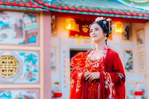 mulher vestir China Novo ano. retrato do uma mulher. pessoa dentro tradicional fantasia. mulher dentro tradicional fantasia. lindo jovem mulher dentro uma brilhante vermelho vestir e uma coroa do chinês rainha posando. foto