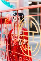 mulher vestir China Novo ano. retrato do uma mulher. pessoa dentro tradicional fantasia. mulher dentro tradicional fantasia. lindo jovem mulher dentro uma brilhante vermelho vestir e uma coroa do chinês rainha posando. foto