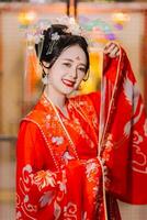 mulher vestir China Novo ano. retrato do uma mulher. pessoa dentro tradicional fantasia. mulher dentro tradicional fantasia. lindo jovem mulher dentro uma brilhante vermelho vestir e uma coroa do chinês rainha posando. foto