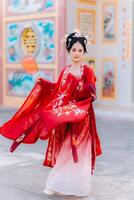 mulher vestir China Novo ano. retrato do uma mulher. pessoa dentro tradicional fantasia. mulher dentro tradicional fantasia. lindo jovem mulher dentro uma brilhante vermelho vestir e uma coroa do chinês rainha posando. foto