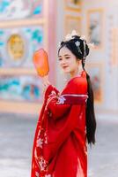 mulher vestir China Novo ano. retrato do uma mulher. pessoa dentro tradicional fantasia. mulher dentro tradicional fantasia. lindo jovem mulher dentro uma brilhante vermelho vestir e uma coroa do chinês rainha posando. foto