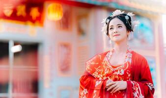 mulher vestir China Novo ano. retrato do uma mulher. pessoa dentro tradicional fantasia. mulher dentro tradicional fantasia. lindo jovem mulher dentro uma brilhante vermelho vestir e uma coroa do chinês rainha posando. foto