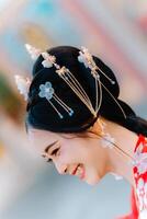 mulher vestir China Novo ano. retrato do uma mulher. pessoa dentro tradicional fantasia. mulher dentro tradicional fantasia. lindo jovem mulher dentro uma brilhante vermelho vestir e uma coroa do chinês rainha posando. foto