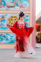 mulher vestir China Novo ano. retrato do uma mulher. pessoa dentro tradicional fantasia. mulher dentro tradicional fantasia. lindo jovem mulher dentro uma brilhante vermelho vestir e uma coroa do chinês rainha posando. foto