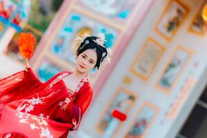 mulher vestir China Novo ano. retrato do uma mulher. pessoa dentro tradicional fantasia. mulher dentro tradicional fantasia. lindo jovem mulher dentro uma brilhante vermelho vestir e uma coroa do chinês rainha posando. foto