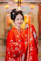 mulher vestir China Novo ano. retrato do uma mulher. pessoa dentro tradicional fantasia. mulher dentro tradicional fantasia. lindo jovem mulher dentro uma brilhante vermelho vestir e uma coroa do chinês rainha posando. foto