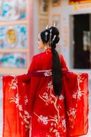 mulher vestir China Novo ano. retrato do uma mulher. pessoa dentro tradicional fantasia. mulher dentro tradicional fantasia. lindo jovem mulher dentro uma brilhante vermelho vestir e uma coroa do chinês rainha posando. foto