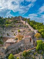 castelo e cidade Visão do a feriado cidade alanya a partir de a ar foto