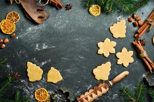 preparação do Natal pastelaria e doces. massa para cozimento caseiro gengibre biscoitos. livre espaço para texto. foto