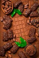 biscoitos borrifado com chocolate e nozes. sobremesa. topo visualizar. espaço para texto. foto