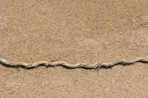 velho corda em a areia. foto