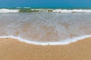 branco onda em a de praia às andaman mar foto