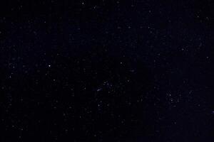 Estrela poeira dentro a Sombrio noite. foto