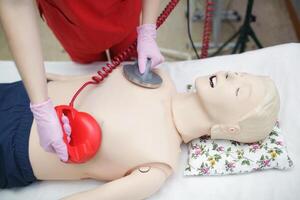 médico aluna leva sangue teste fictício. Treinamento médicos universidade foto