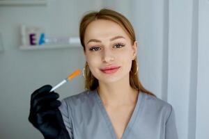 retrato do uma cosmetologista dentro a escritório com uma seringa. injeção procedimento para lábio aumento. publicidade conceito para facial Cuidado, juventude e beleza. foto